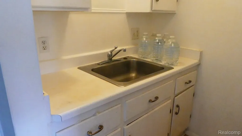 31831 Grand River Avenue Farmington City MI 48336