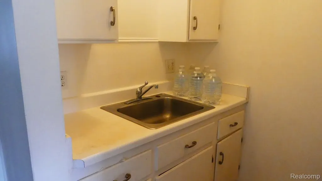 31831 Grand River Avenue Farmington City MI 48336