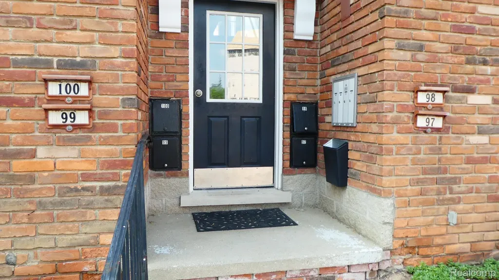 31831 Grand River Avenue Farmington City MI 48336