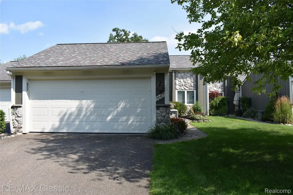 1667 Harbor Cove Novi City MI 48377