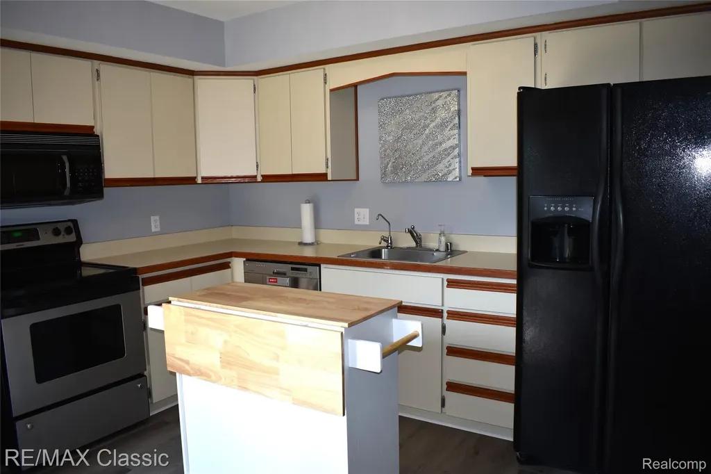 1667 Harbor Cove Novi City MI 48377