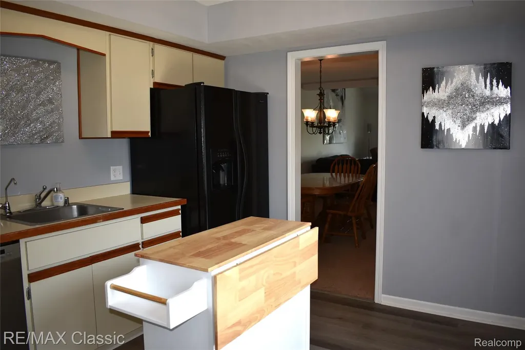1667 Harbor Cove Novi City MI 48377