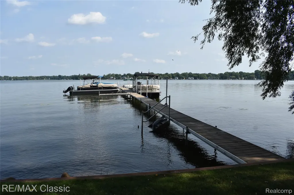 1667 Harbor Cove Novi City MI 48377