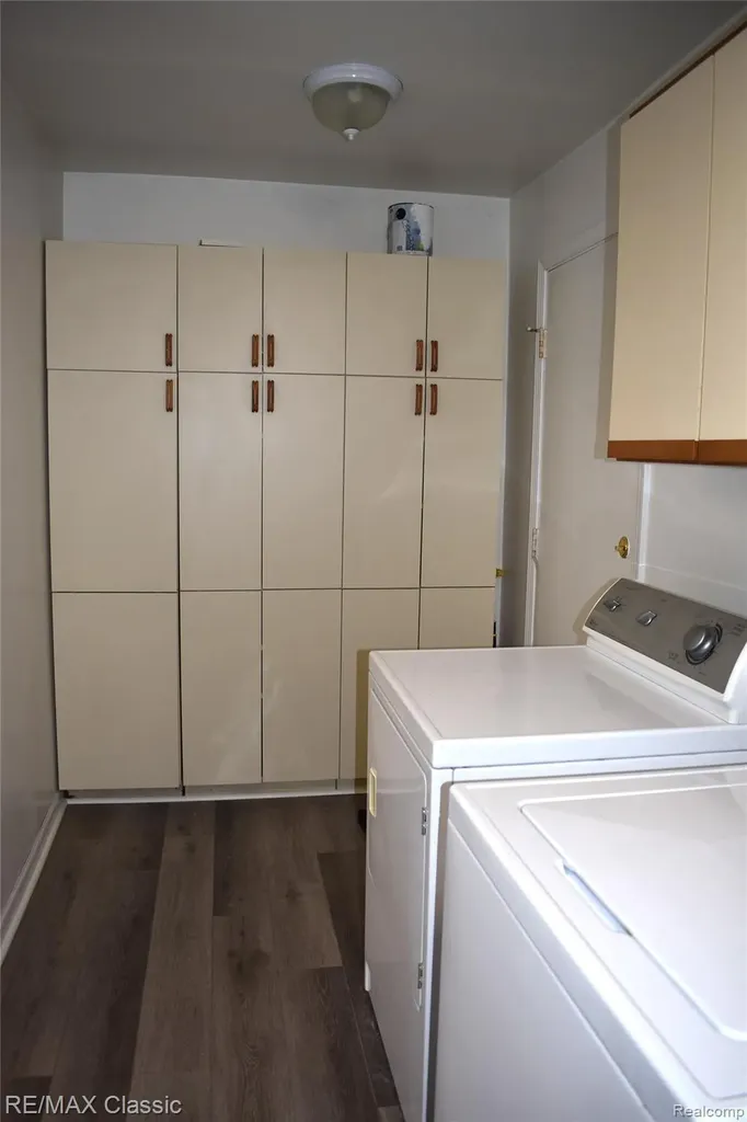 1667 Harbor Cove Novi City MI 48377