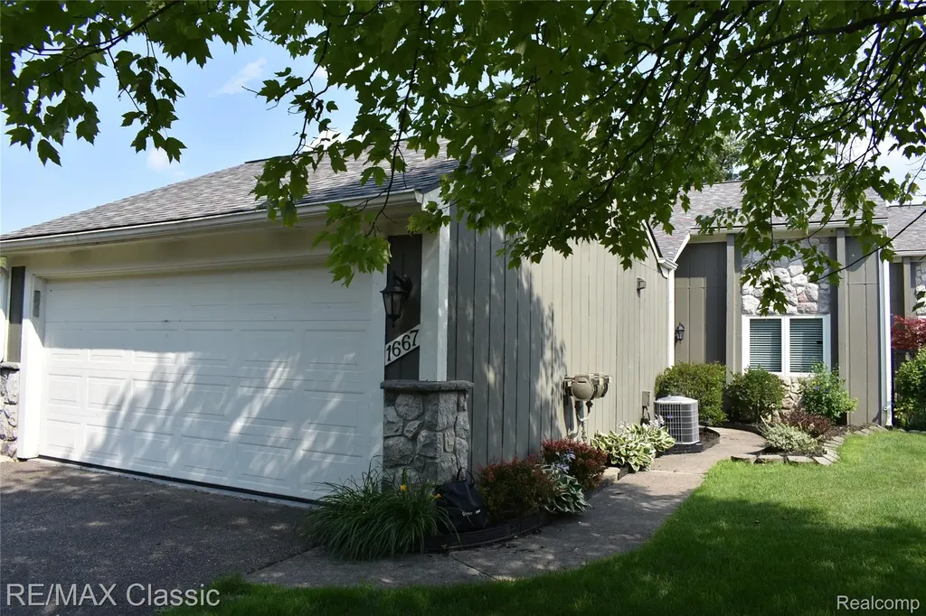1667 Harbor Cove Novi City MI 48377