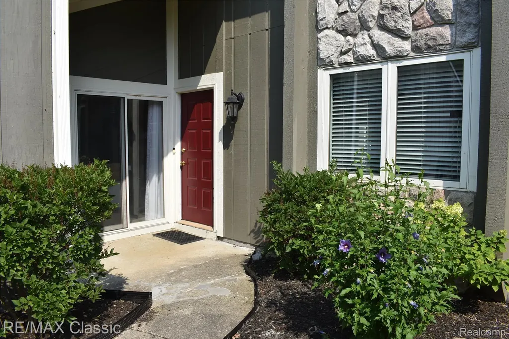 1667 Harbor Cove Novi City MI 48377