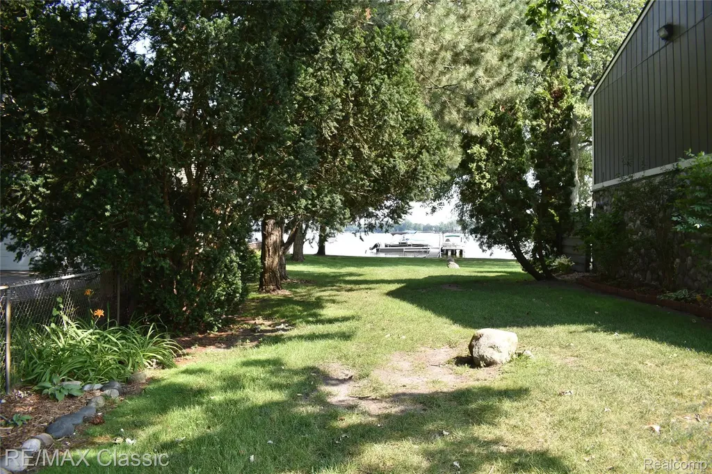 1667 Harbor Cove Novi City MI 48377