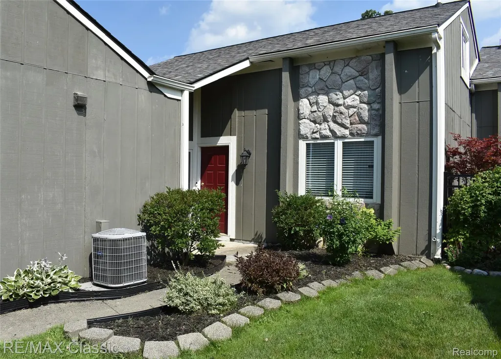 1667 Harbor Cove Novi City MI 48377