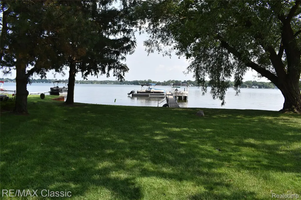 1667 Harbor Cove Novi City MI 48377