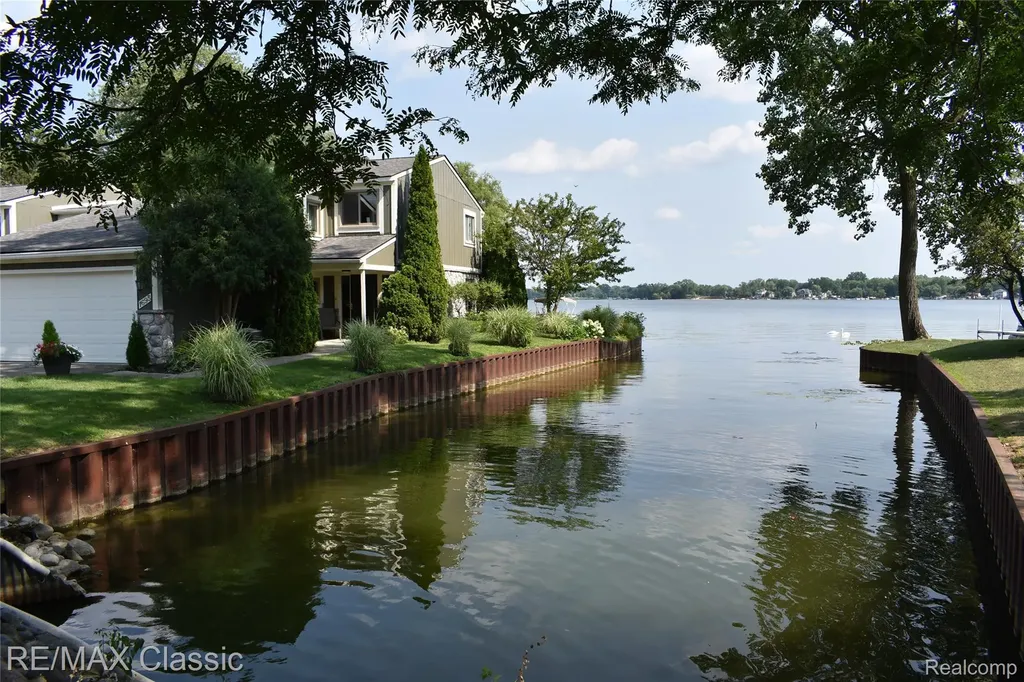 1667 Harbor Cove Novi City MI 48377