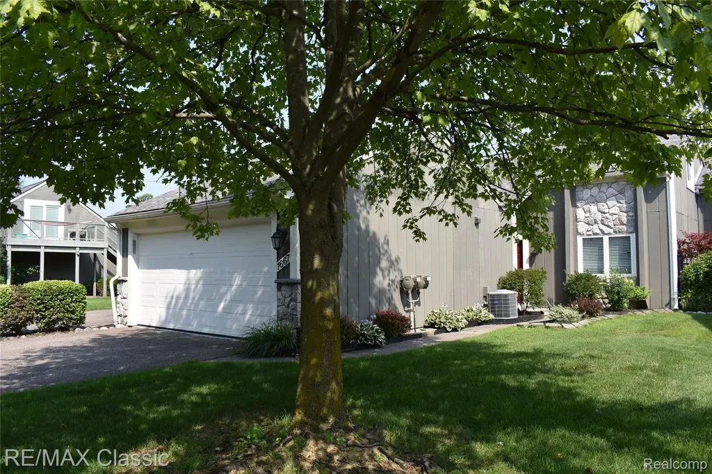 1667 Harbor Cove Novi City MI 48377