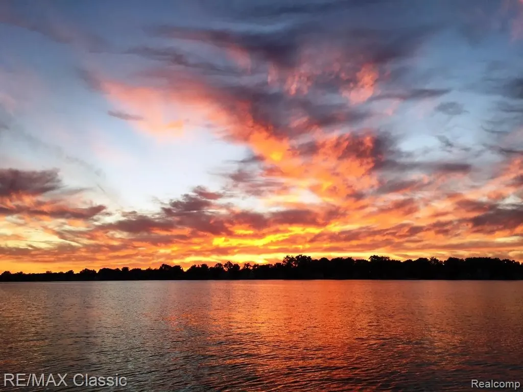 1667 Harbor Cove Novi City MI 48377