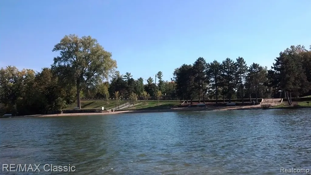 1667 Harbor Cove Novi City MI 48377