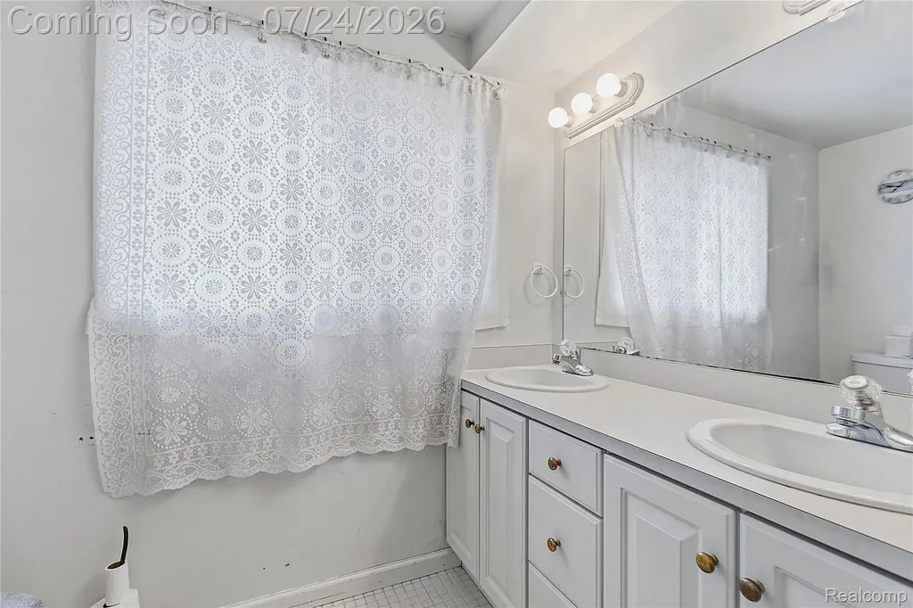 5108 Shelbyshire Drive Shelby Charter Township MI 48316