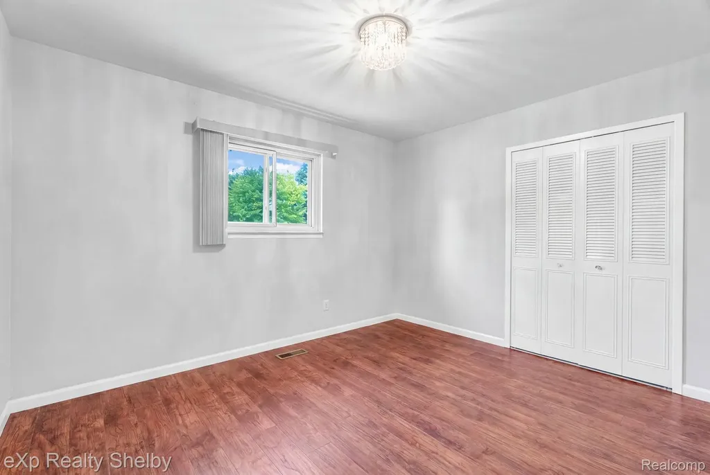 29417 Park Place Drive Warren City MI 48093