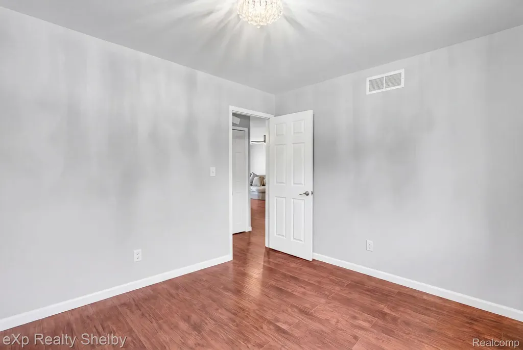 29417 Park Place Drive Warren City MI 48093