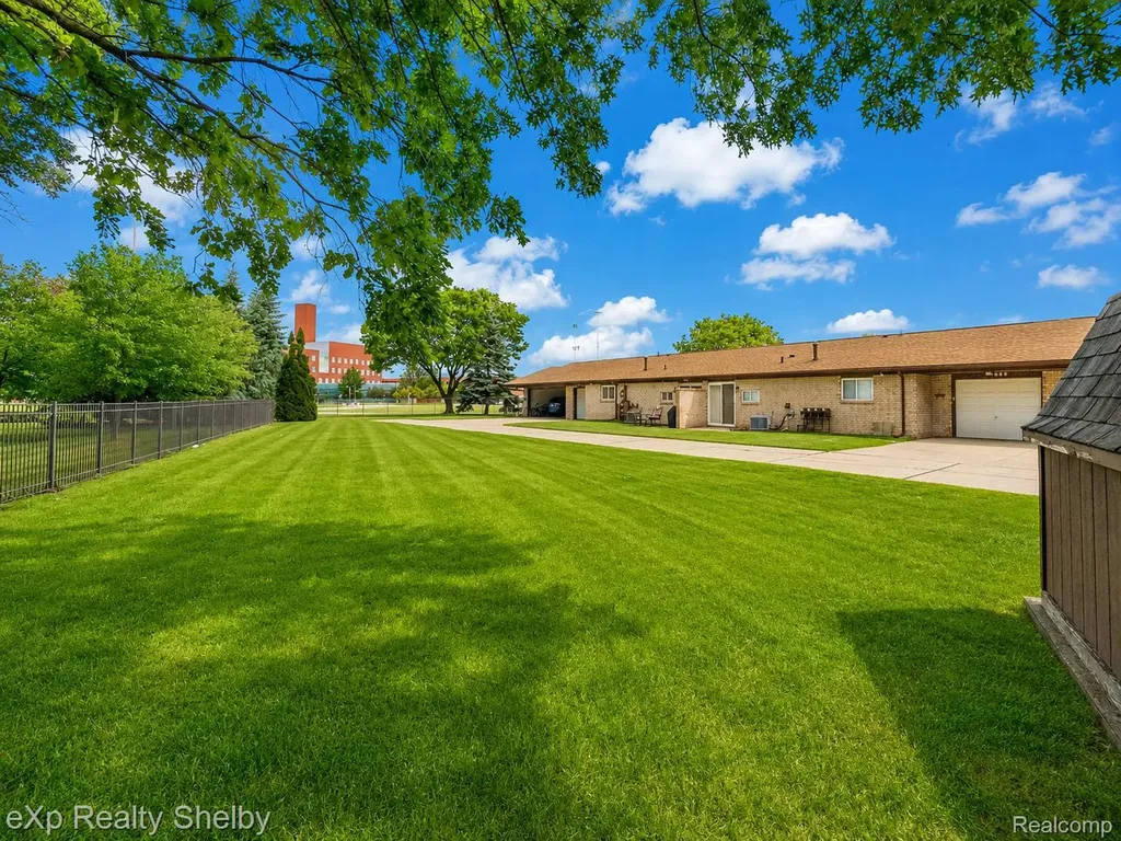 29417 Park Place Drive Warren City MI 48093
