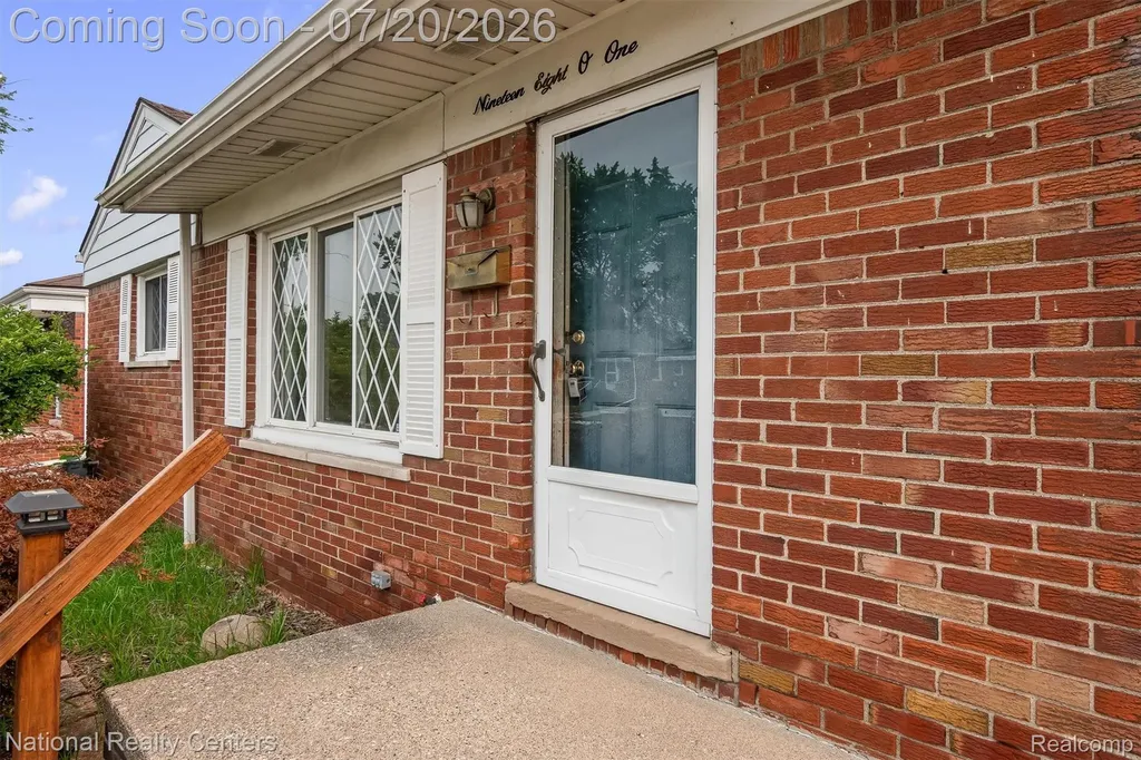 19801 Alger Street St. Clair Shores City MI 48080