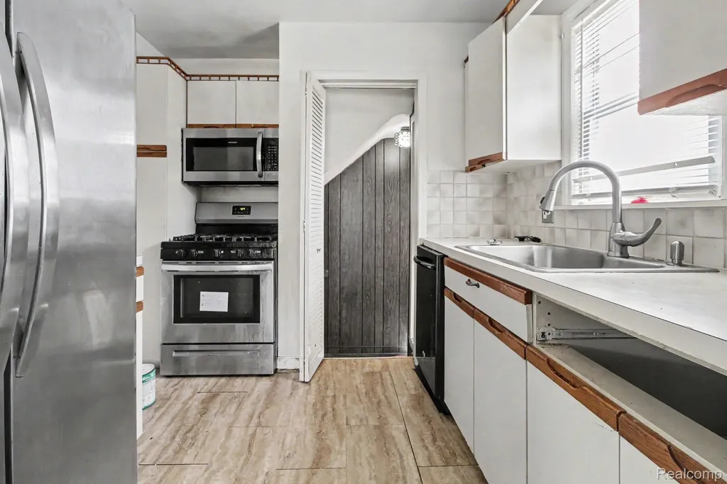 1548 Cleveland Avenue Lincoln Park City MI 48146