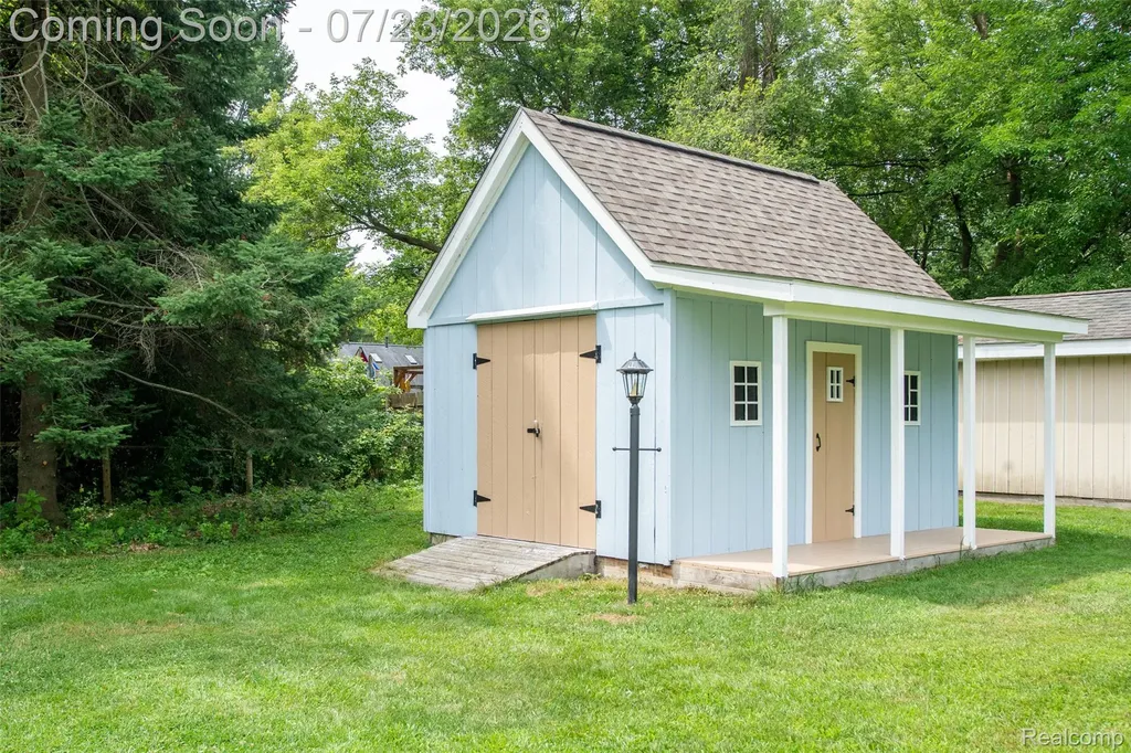 829 Francis Street Rochester Hills City MI 48307