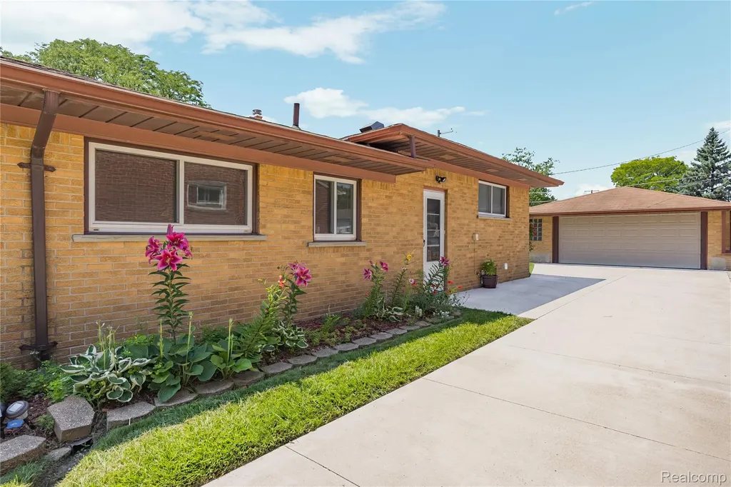 14123 Foch Street Livonia City MI 48154