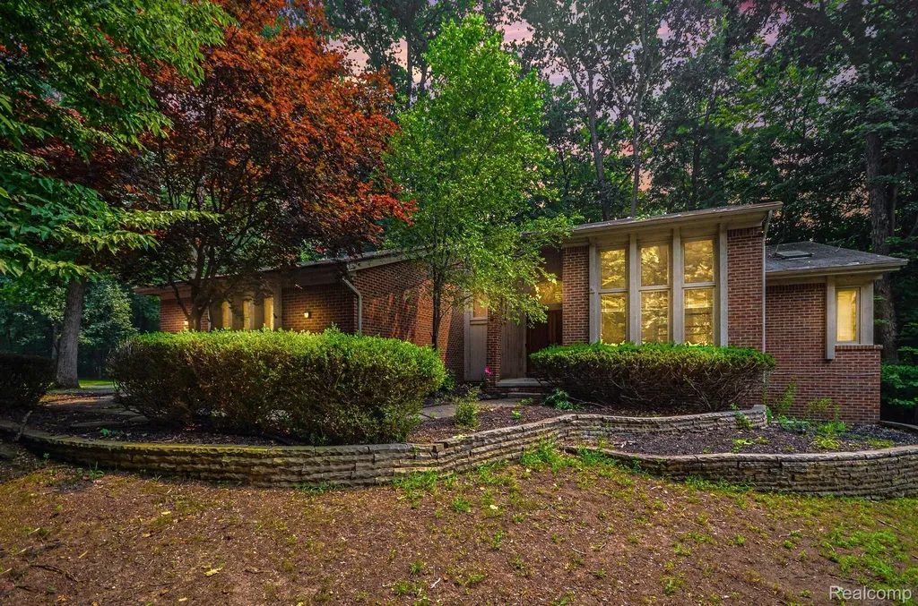 6329 Mission Drive West Bloomfield Charter Township MI 48324