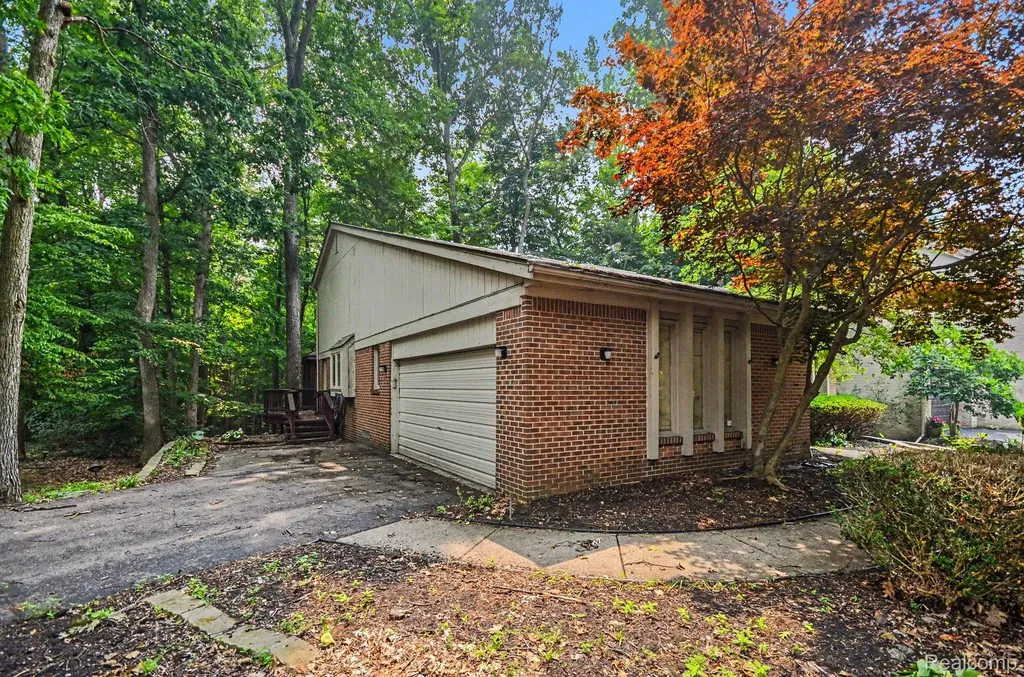 6329 Mission Drive West Bloomfield Charter Township MI 48324
