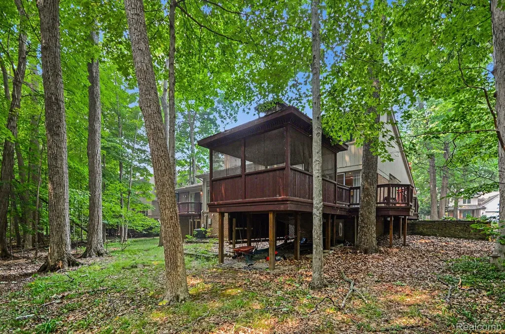 6329 Mission Drive West Bloomfield Charter Township MI 48324