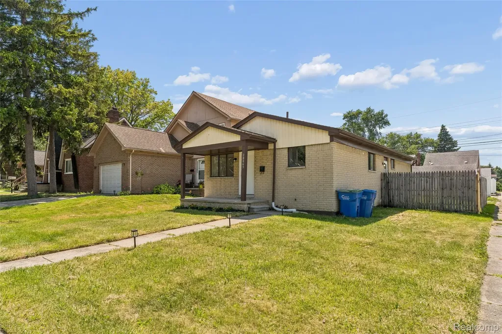 20869 Panama Street Warren City MI 48091