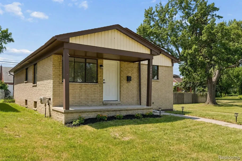 20869 Panama Street Warren City MI 48091