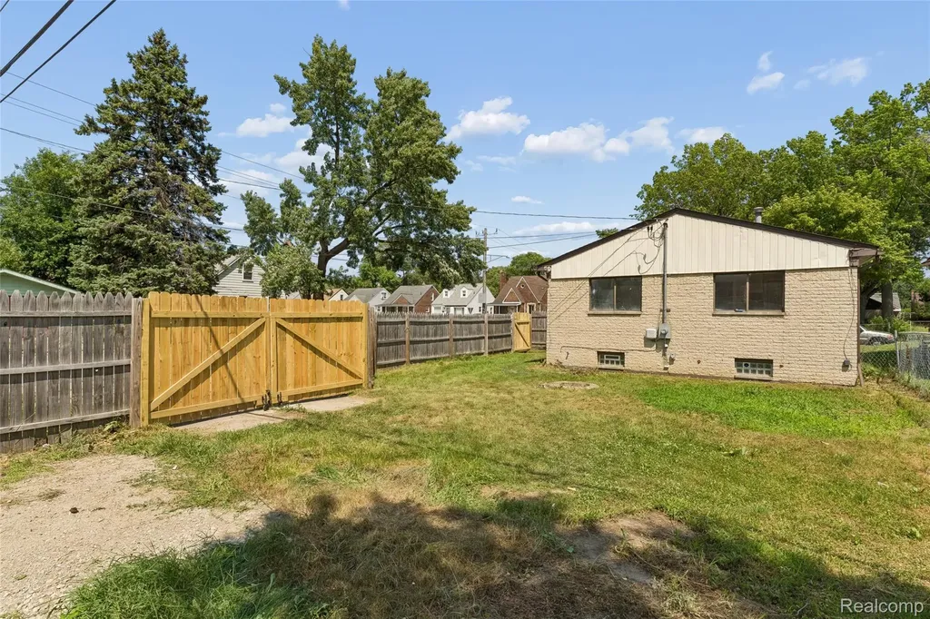 20869 Panama Street Warren City MI 48091