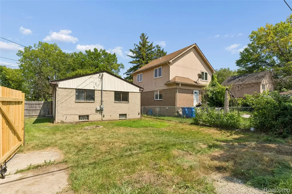 20869 Panama Street Warren City MI 48091