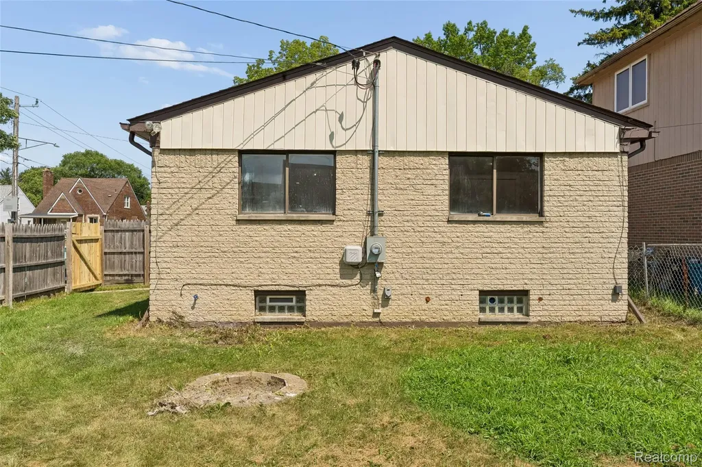 20869 Panama Street Warren City MI 48091