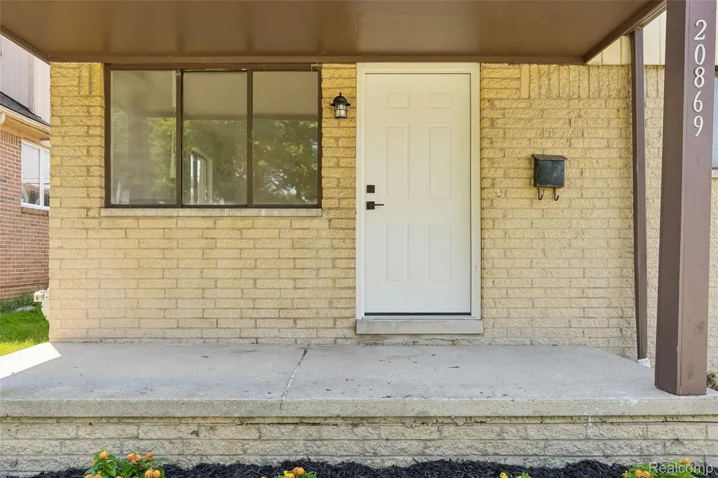 20869 Panama Street Warren City MI 48091