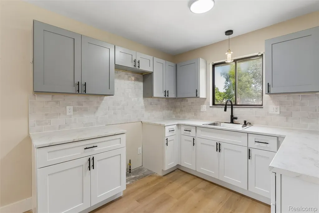 20869 Panama Street Warren City MI 48091