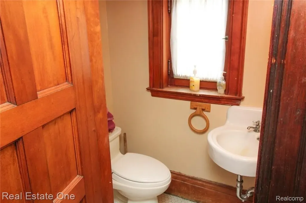 90 Edison Street Detroit City MI 48202