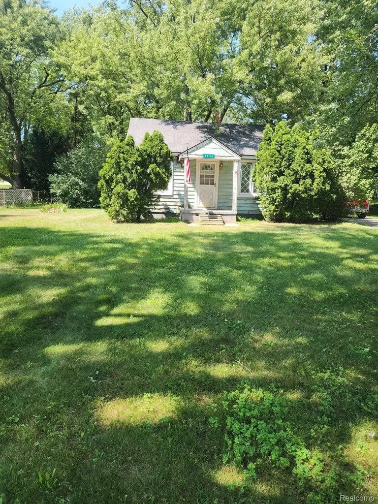 5736 Graves Street Waterford Charter Township MI 48327