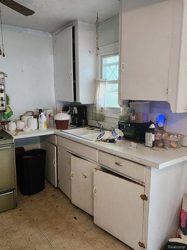 5736 Graves Street Waterford Charter Township MI 48327