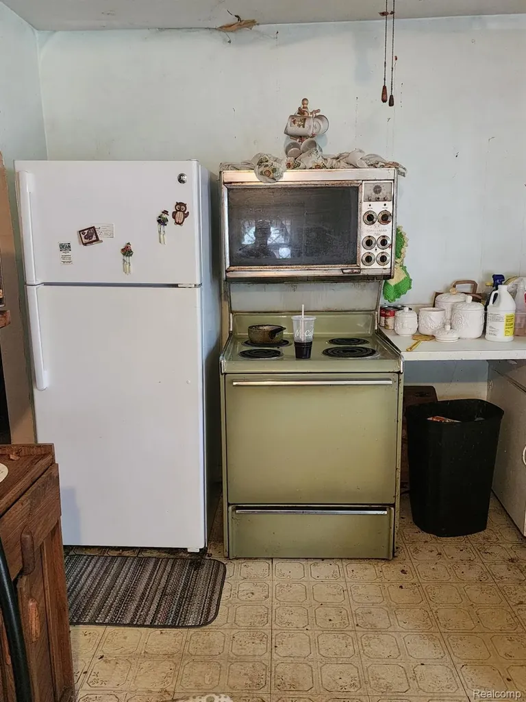 5736 Graves Street Waterford Charter Township MI 48327