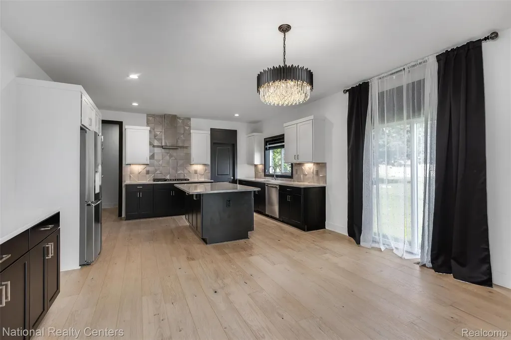 1283 Bloomingdale Drive Troy City MI 48085