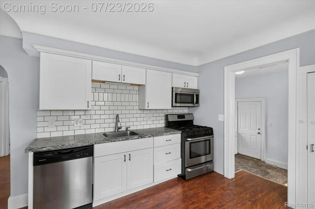 22323 Ridgeway Street St. Clair Shores City MI 48080