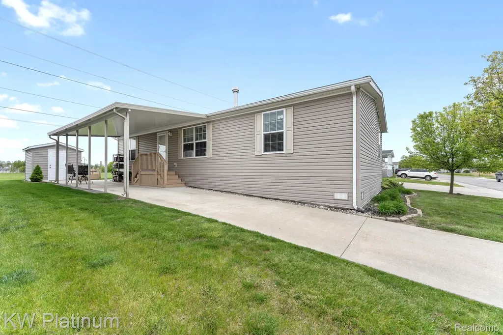 24494 Edwin Flat Rock City MI 48134