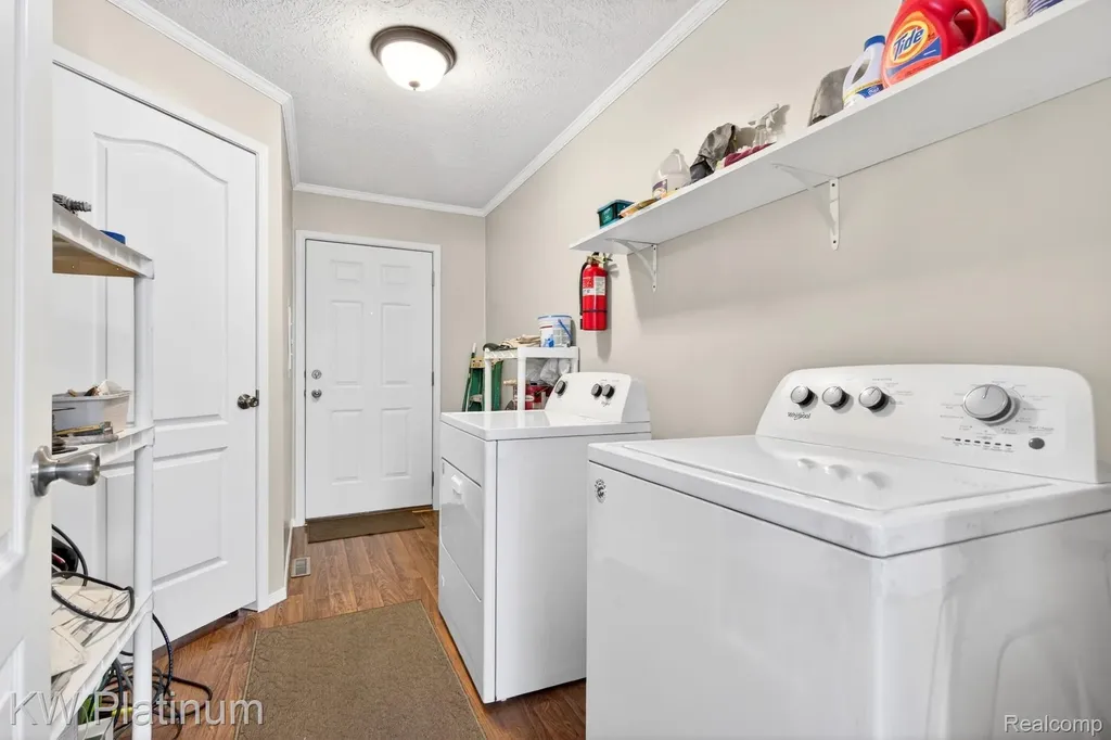 24494 Edwin Flat Rock City MI 48134