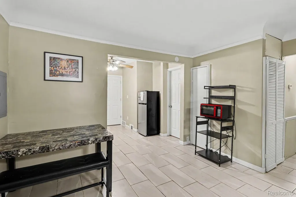 21408 Collingham Avenue Farmington Hills City MI 48336