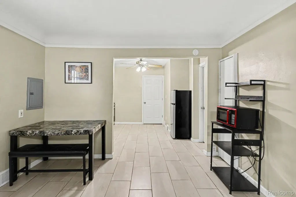 21408 Collingham Avenue Farmington Hills City MI 48336