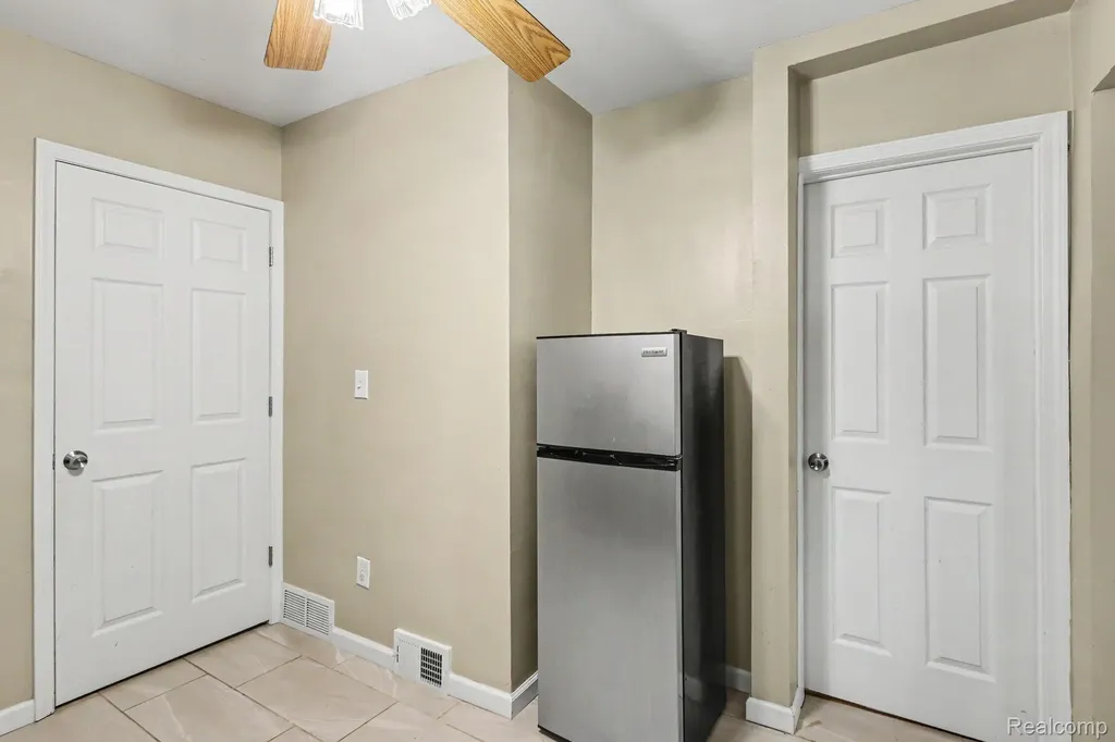 21408 Collingham Avenue Farmington Hills City MI 48336