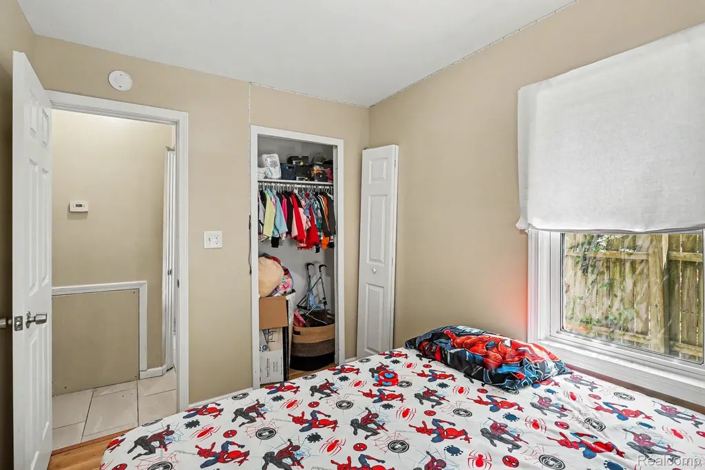 21408 Collingham Avenue Farmington Hills City MI 48336