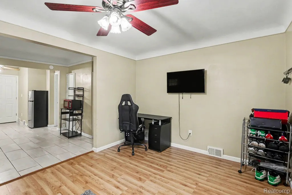 21408 Collingham Avenue Farmington Hills City MI 48336