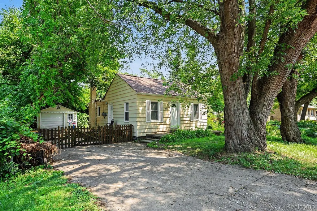 21408 Collingham Avenue Farmington Hills City MI 48336