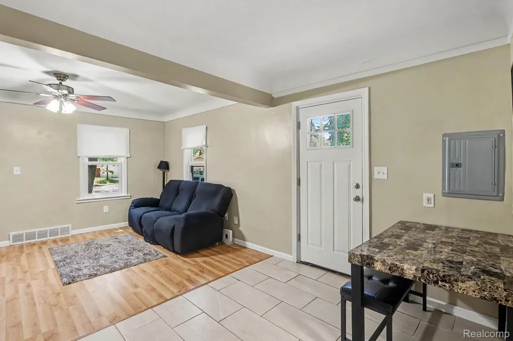 21408 Collingham Avenue Farmington Hills City MI 48336
